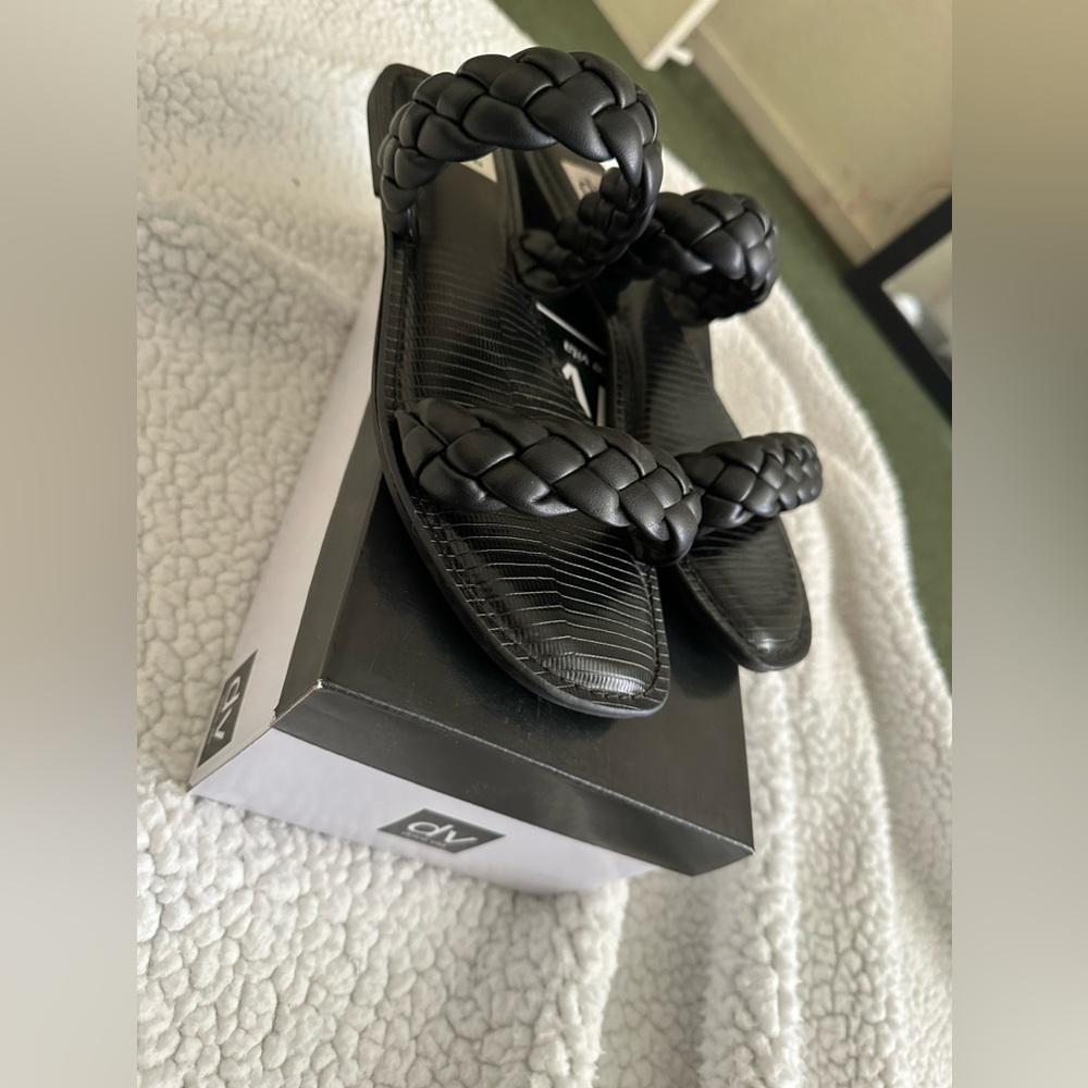 Dolce Vita (DV) women’s sandals !